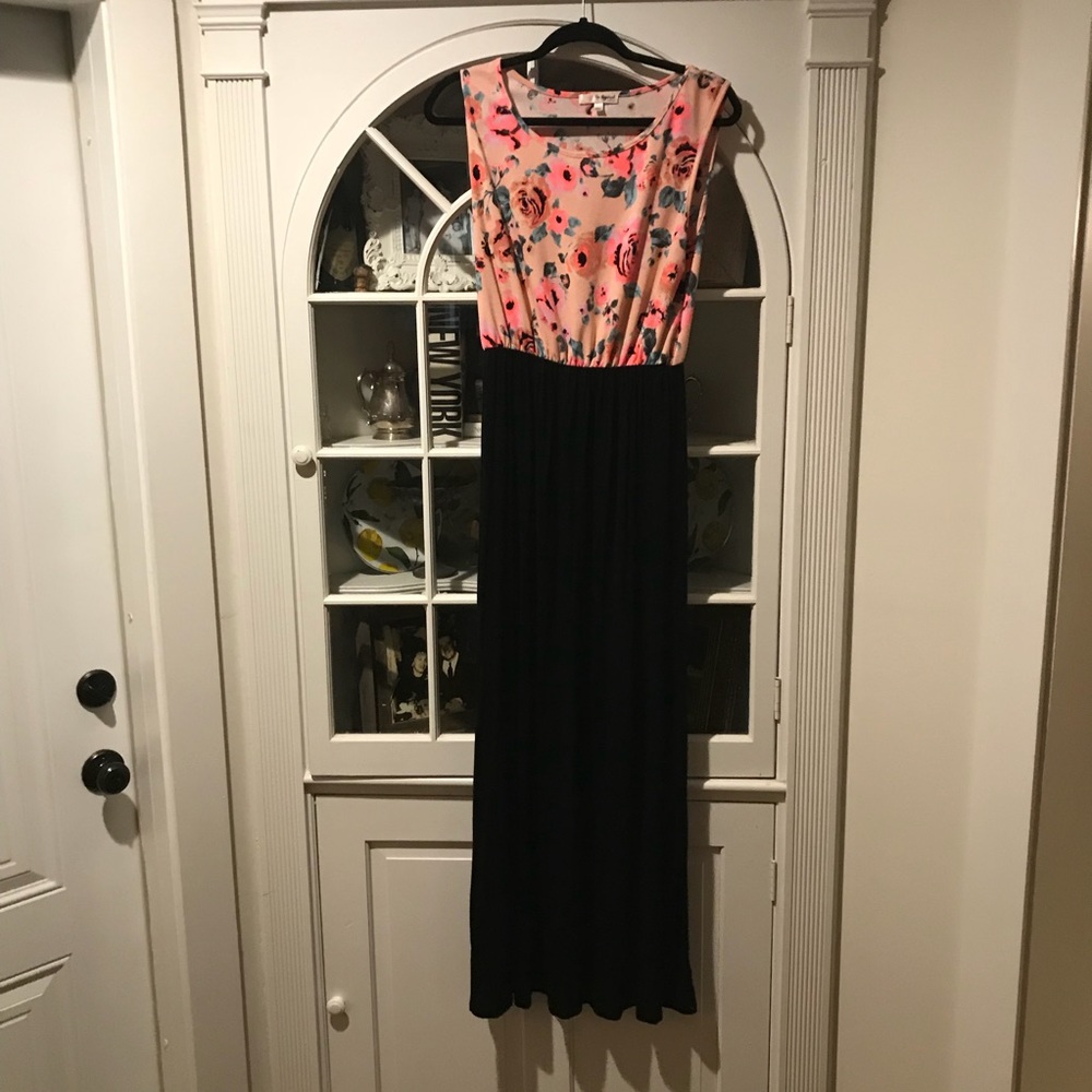 LIGHTLY WORN Sleeveless Maxi Dress!